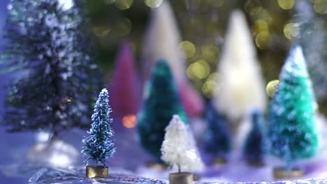 Schneeglitzer-In-Zeitlupe-Fällt-Nachts-Auf-Den-Flaschenbürstenbaumwald-Mit-Goldenem-Und-Blauem-Bokeh-Hintergrund