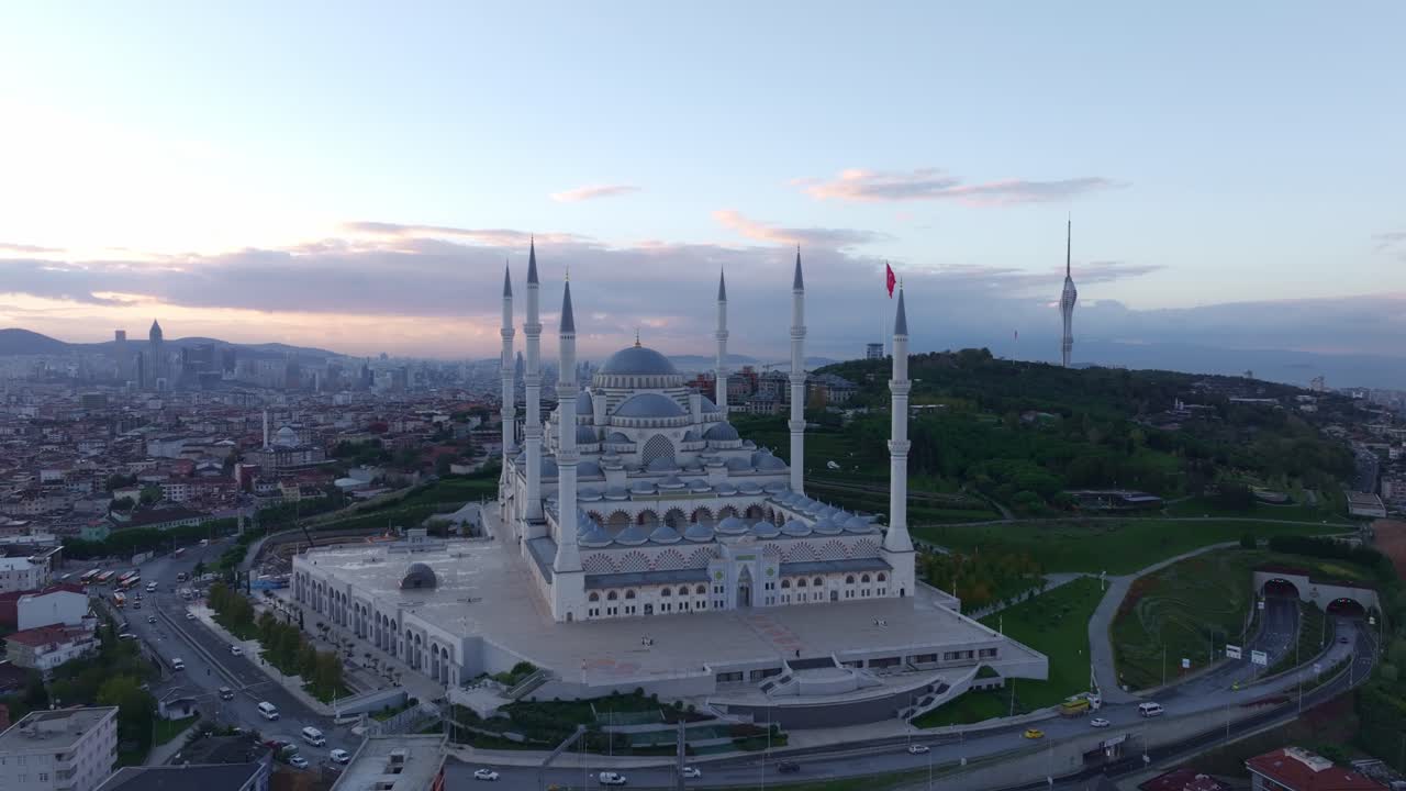 Sonnenaufgang zur Goldenen Stunde an der Großen Çamlıca-Moschee, Istanbuler Skyline