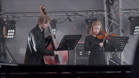 interpretación en dúo de violín y contrabajo