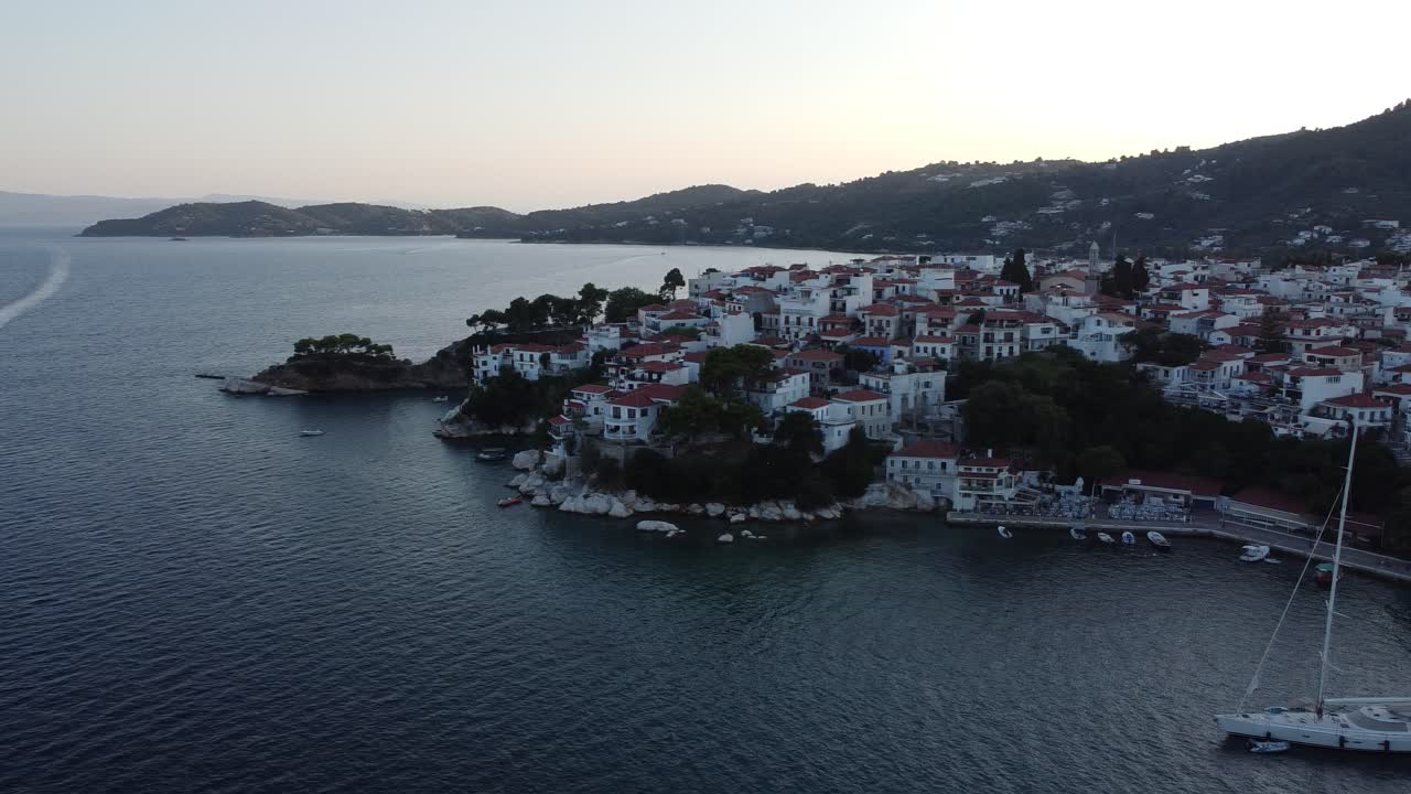 una vista amplia de la península de bourtzi en el antiguo puerto de skiathos en 4k