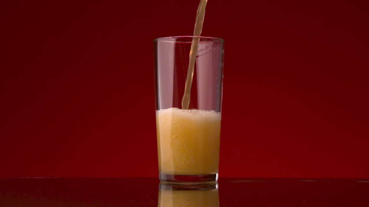Versare la soda in un bicchiere