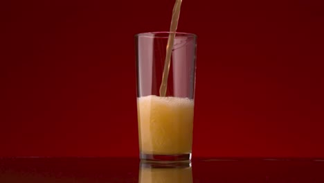 vertiendo refresco en un vaso