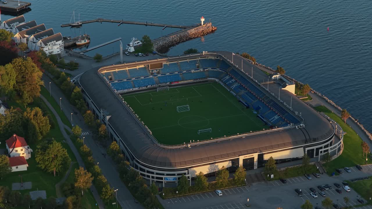 Widok z góry meczu piłki nożnej na arenie Molde FK o zmierzchu, Norwegia