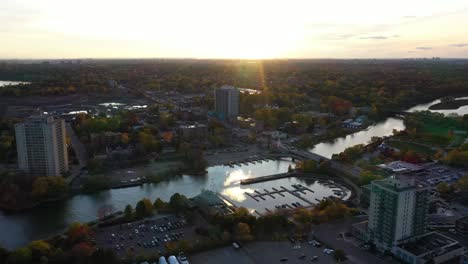 drone volando sobre el puerto de mississauga al amanecer