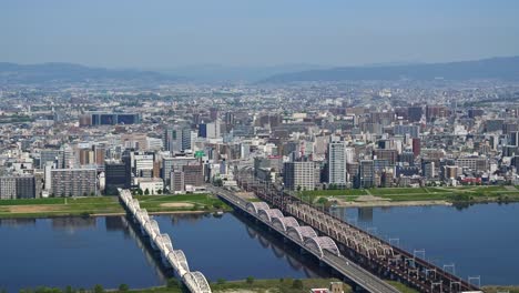 Zeitlupen-Panorama-Schwenk-über-Die-Stadt-Osaka-An-Einem-Klaren-Tag