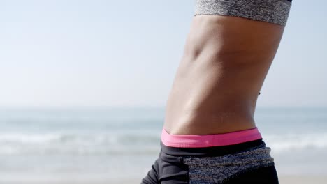 el vientre de una mujer joven al aire libre en verano
