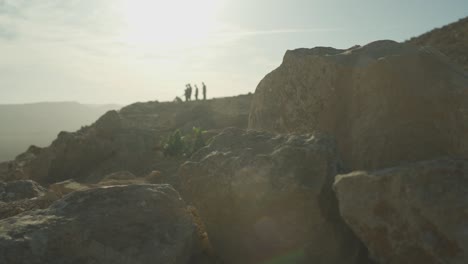 Wüstenfelsen-Mit-Einer-Gruppe-Von-Menschen-Im-Hintergrund