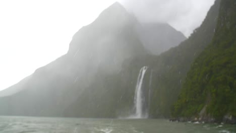 Fokus-Auf-Wasserfall-Ziehen