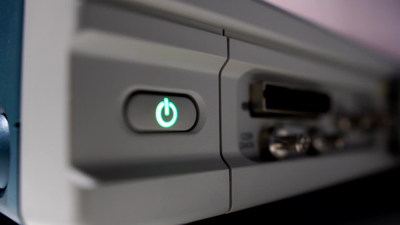 el dedo de primer plano enciende el interruptor del osciloscopio