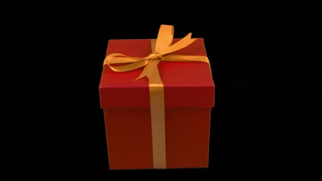 rote geschenkkiste mit gelbem goldband bogen drehen an durchsichtigem hintergrund. alpha-kanal chromakey durchsichtiger hintergrund. haben leeren raum für text. pan.