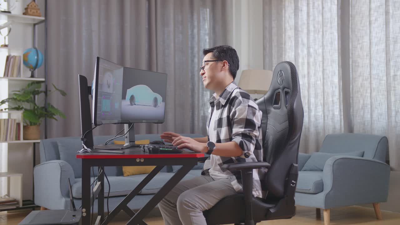 가정 사무실 책상 에서 허리 통증 을 고 있는 사람