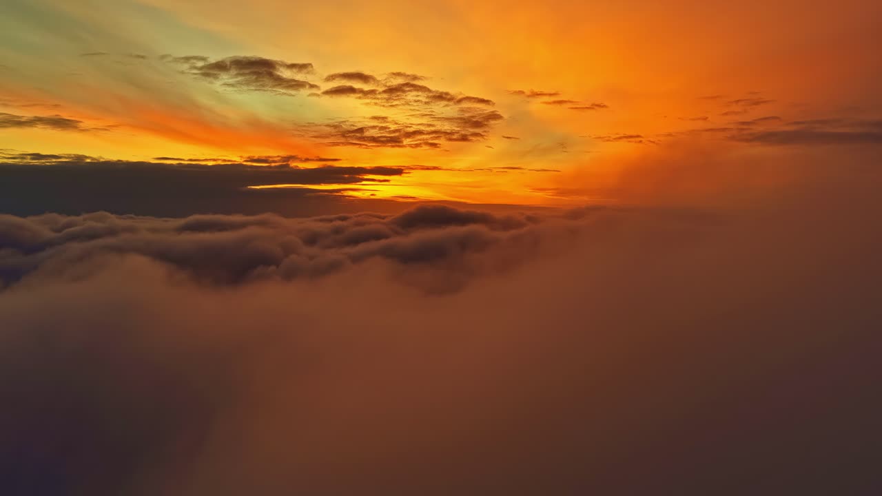 Malerische Luftaufnahme eines Sonnenuntergangs über einem Wolkenmeer