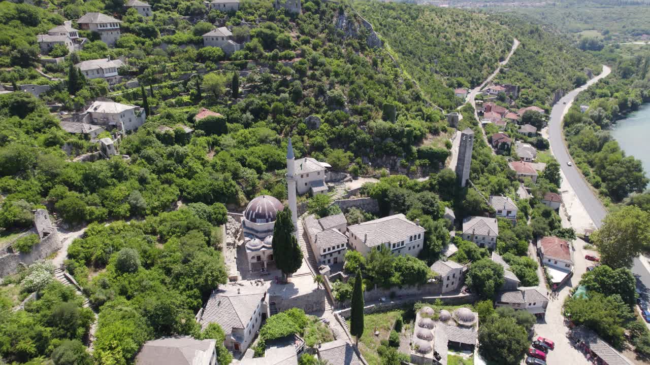 역사적인 마을인 포치텔저의 시스만 이브라힘 파샤 모스크의 공중 뷰