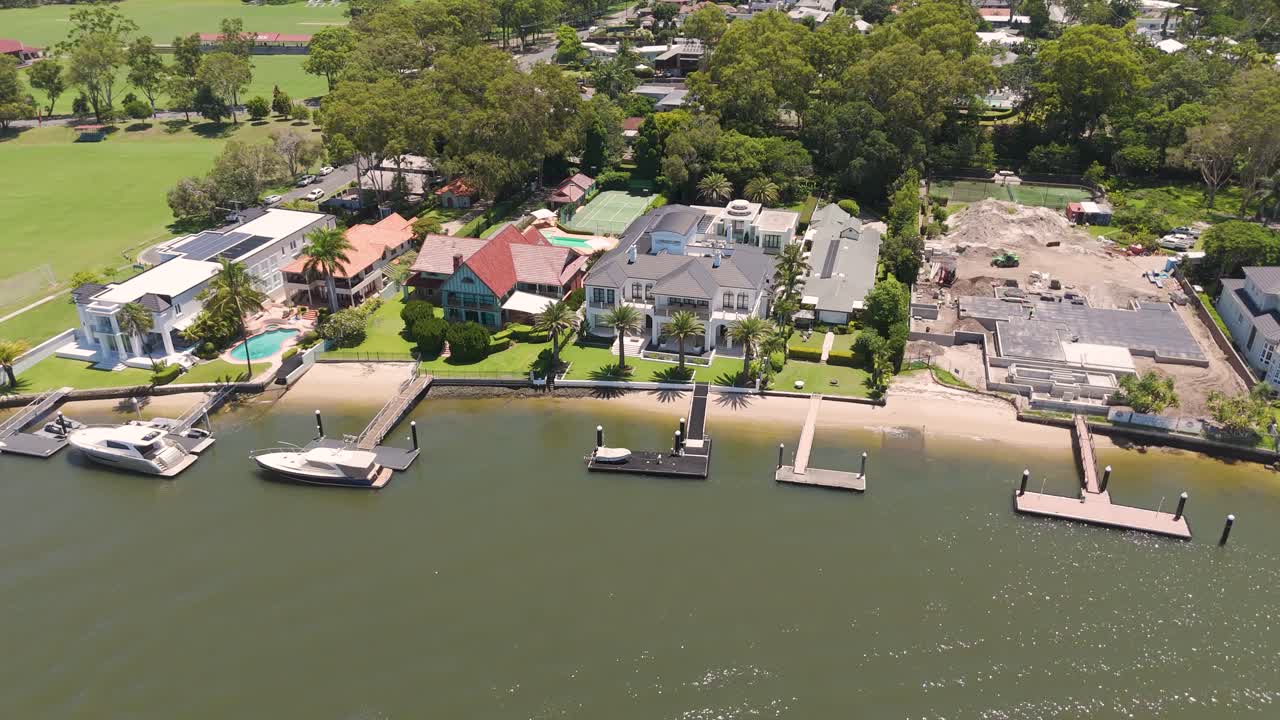 배 를 타고 강 을 따라 있는 저택 들 의 공중 풍경