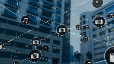 red de iconos digitales contra edificios altos en el fondo