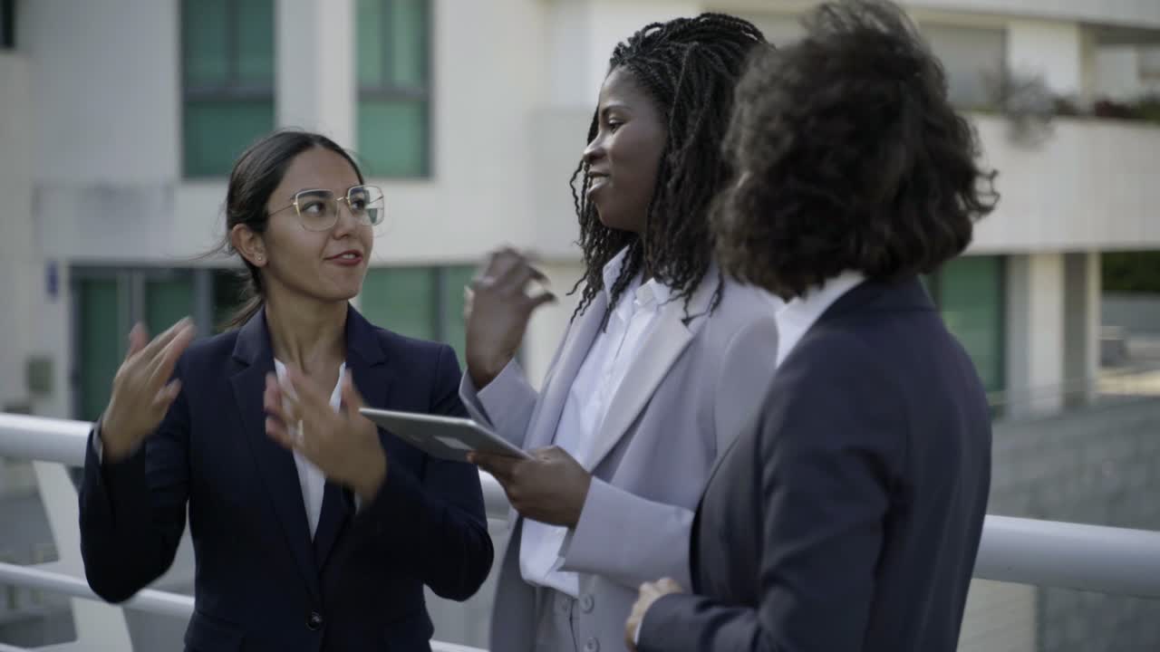 compañeros de trabajo serios con tabletas