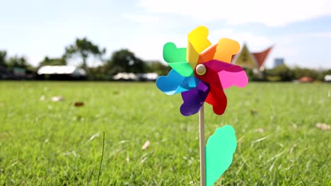 una rueda de ruedas vibrante gira al aire libre en un día soleado.