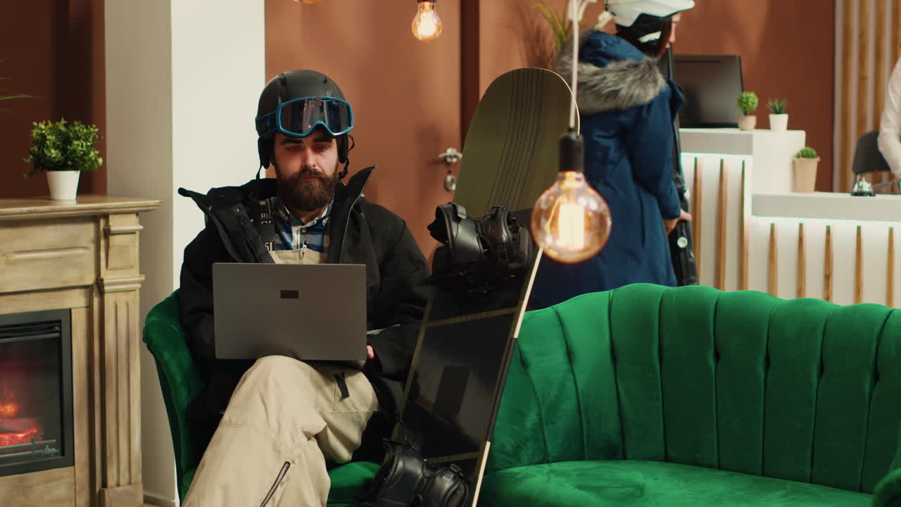 turista masculino trabaja en la computadora portátil