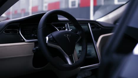 Odessa,-Ucrania---6-De-Diciembre-De-2017:-Tesla-Model-S-Totalmente-Eléctrico,-Interior-Del-Coche-Con-Puertas-Abiertas