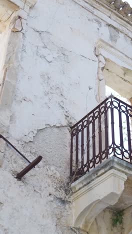 balcón en ruinas de un antiguo edificio