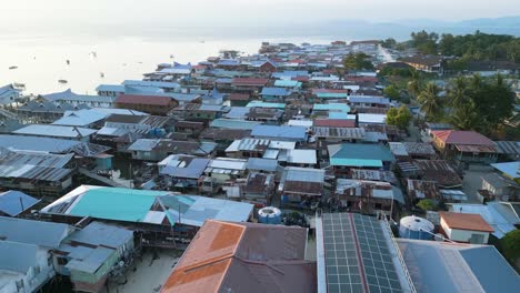 Aérea-Sobre-La-Comunidad-Sabah-Semporna-Bajau-Laut,-Malasia