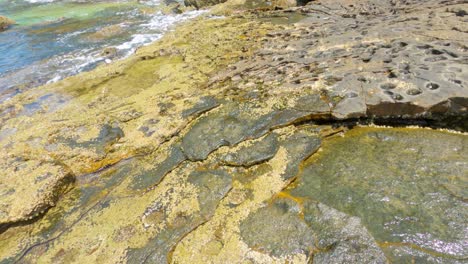 Spaziergang-Auf-Den-Küstenfelsen-Am-Strand-Von-Angra-Dos-Reis