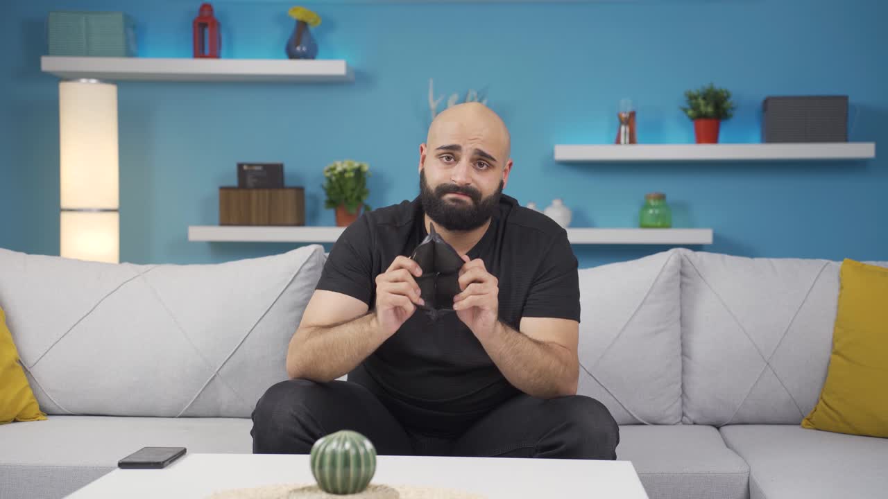 un hombre en crisis financiera.