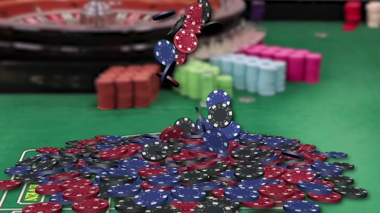 Fiches da casinò che cadono su un tavolo da roulette.