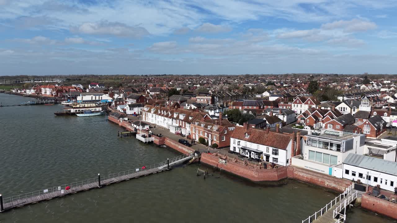 Droneoptagelse, der trækker sig tilbage fra vandfronten i Burnham-on-Crouch, Essex, Storbritannien