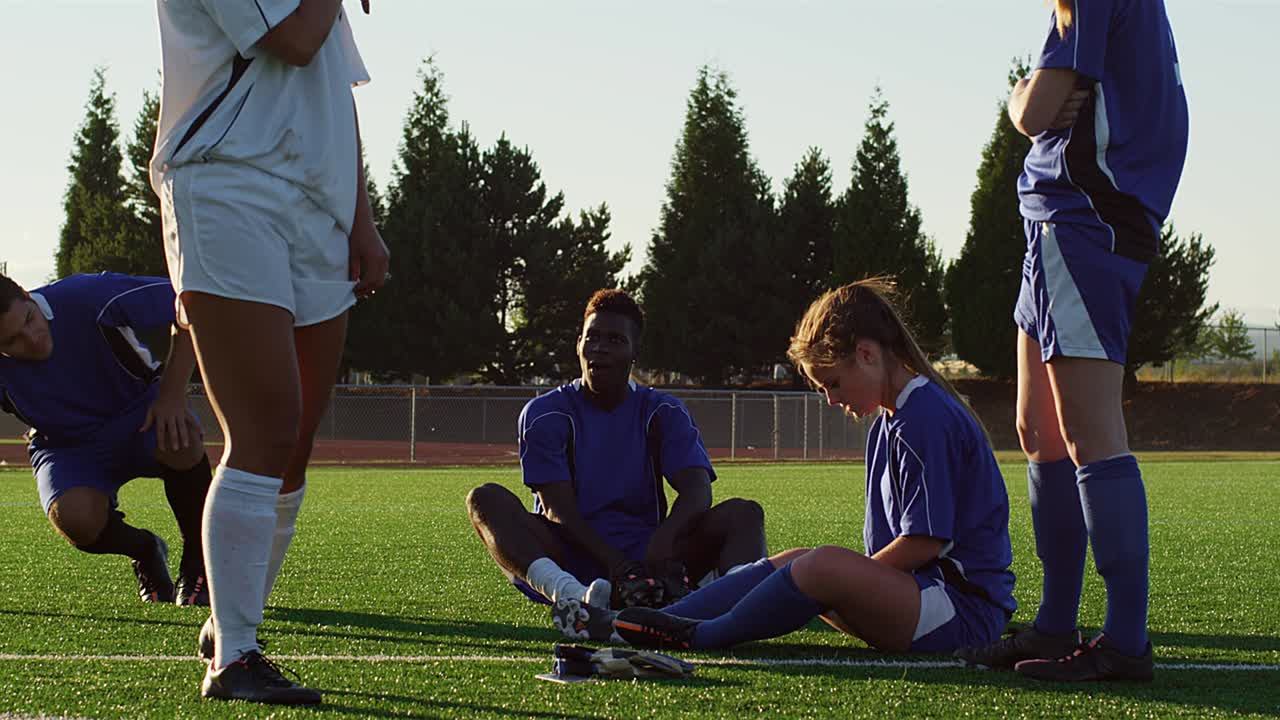 축구 선수 들 이 경기장 에서 휴식 을 즐기고 있다