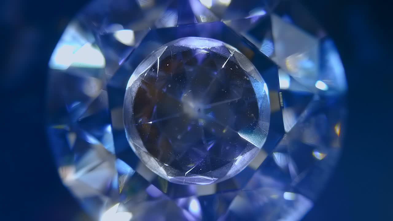 반이는 회전하고 그 가장자리는 검은 뒷면의 빛의 광선에 반인다.