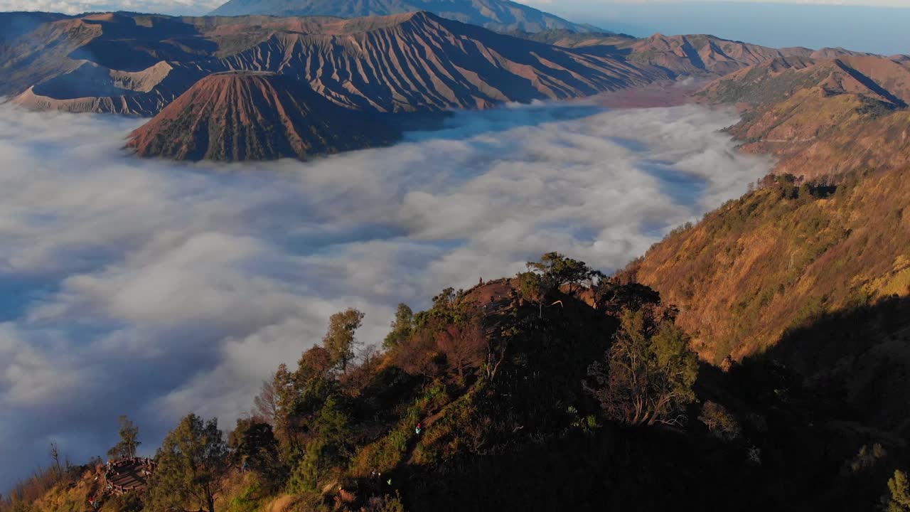 La fumosa collina King Kong del Bromo all'alba. Indonesia, Giava Orientale