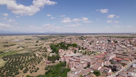 Aerial-establishing-view-of-charming-Spanish-village-Oropesa,-surrounded-by-vast-countryside