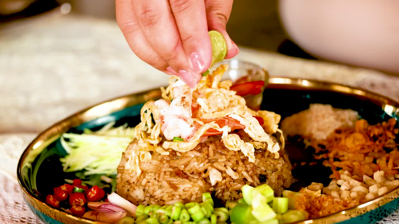 방 에서 손으로 조개 페이스트 김  을 장식 하는 것