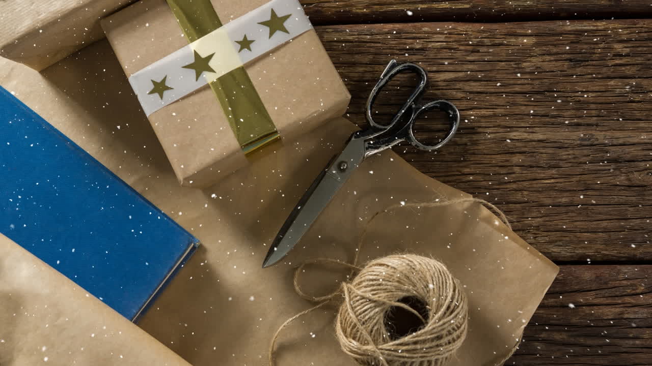 nieve cayendo con el envoltorio de regalos de navidad