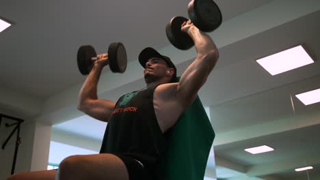 hombre modelo en el gimnasio haciendo ejercicio con pesas