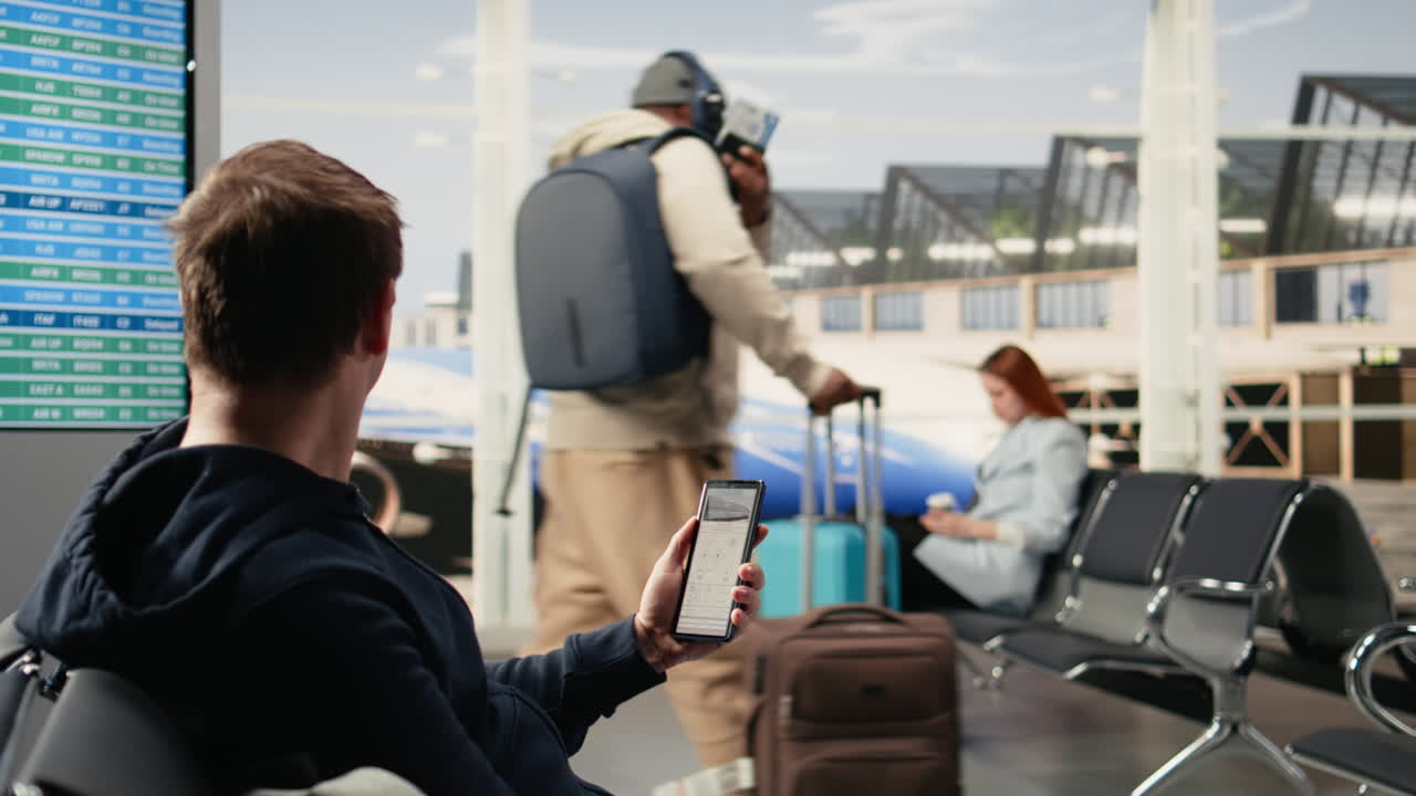Hombre ingeniero nómada digital trabajando en un sistema fotovoltaico en un aeropuerto