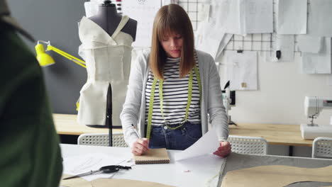 diseñador de moda en el trabajo