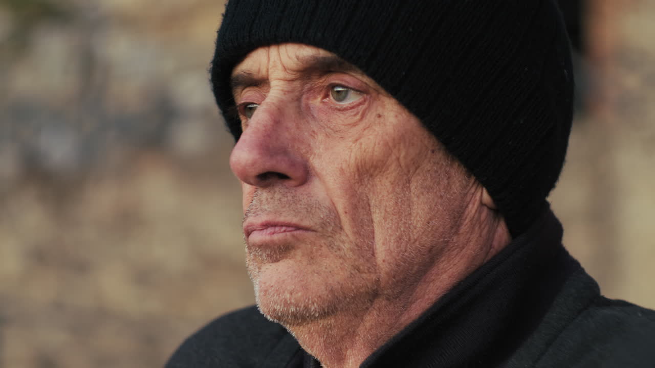hombre anciano con sombrero de lana mira la vista panorámica