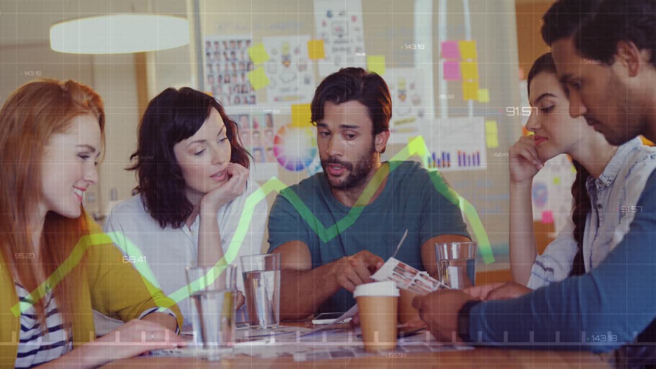 Animação do processamento de dados financeiros sobre diversas pessoas de negócios no escritório