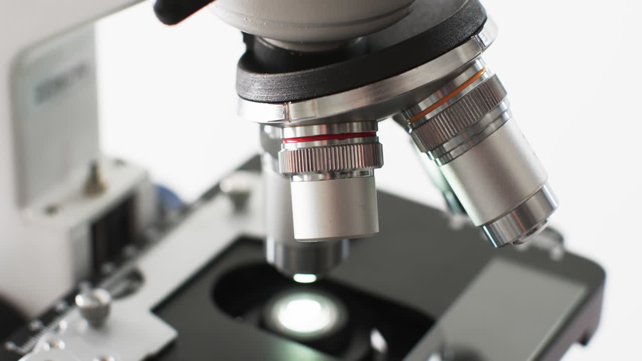 vídeo de primer plano del microscopio de laboratorio con espacio de copia en fondo blanco