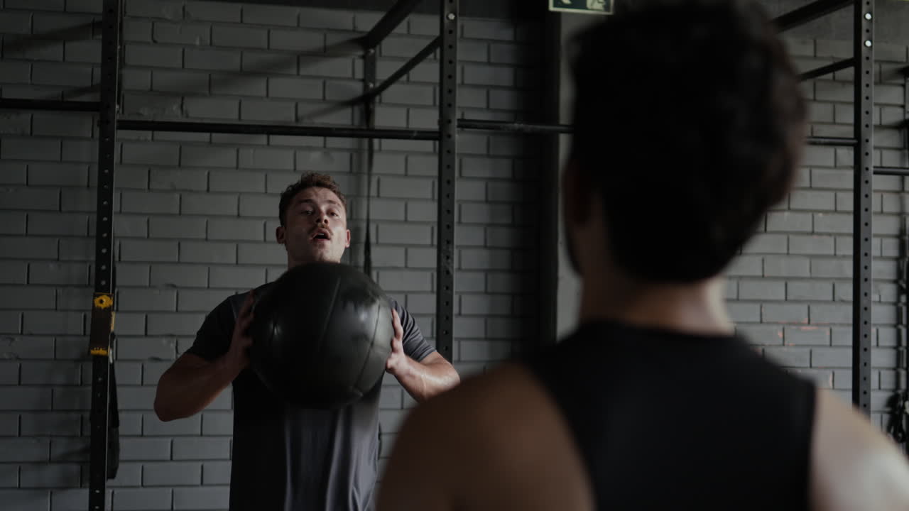 체육관 에서 운동 하는 것