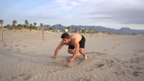 entrenamiento de resistencia haciendo el salto de rana en la playa.