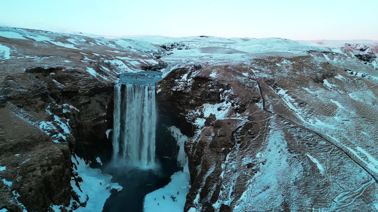 Air Terjun di Lanskap Bersalju
