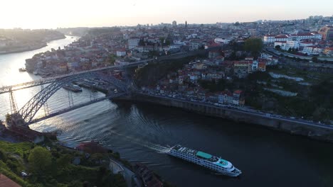 porto, portogallo, vista aerea della città vecchia e del ponte dom luis sul fiume douro