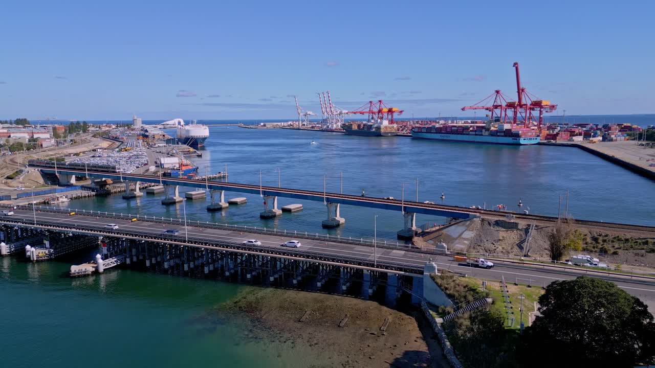 vista aérea de los coches en el puente de tráfico de fremantle con el puerto de navegación en el fondo, perth, australia occidental