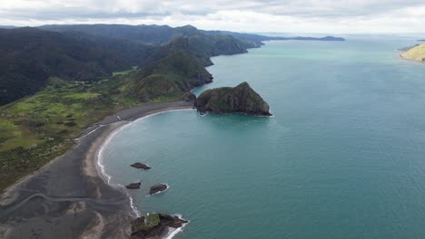 Isla-Paratutae-Cerca-De-La-Playa-Whatipu-En-Auckland,-Nueva-Zelanda