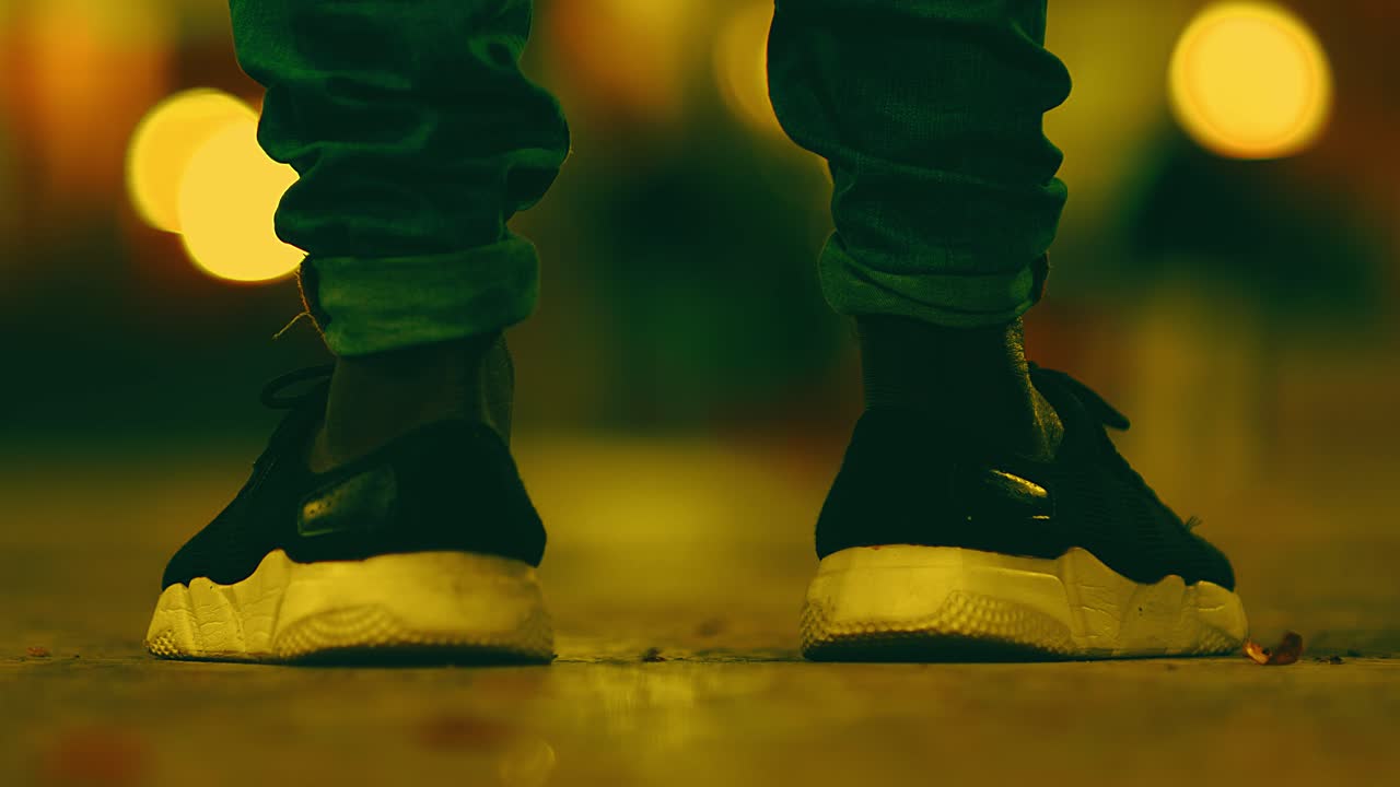 hombre deprimido parado en la noche a punto de cometer un ataque