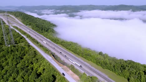 Nubes-Y-Niebla-Junto-Con-El-Tráfico-En-La-Interestatal-75-Cerca-De-Jellico,-Tennessee-En-Las-Montañas-Cumberland-Con-Video-De-Drones-Moviéndose-Hacia-Abajo