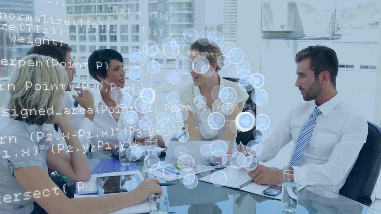 다양한 동료들이 회의에서 작업을 논의하는 미디어 아이콘과 데이터 처리의 애니메이션